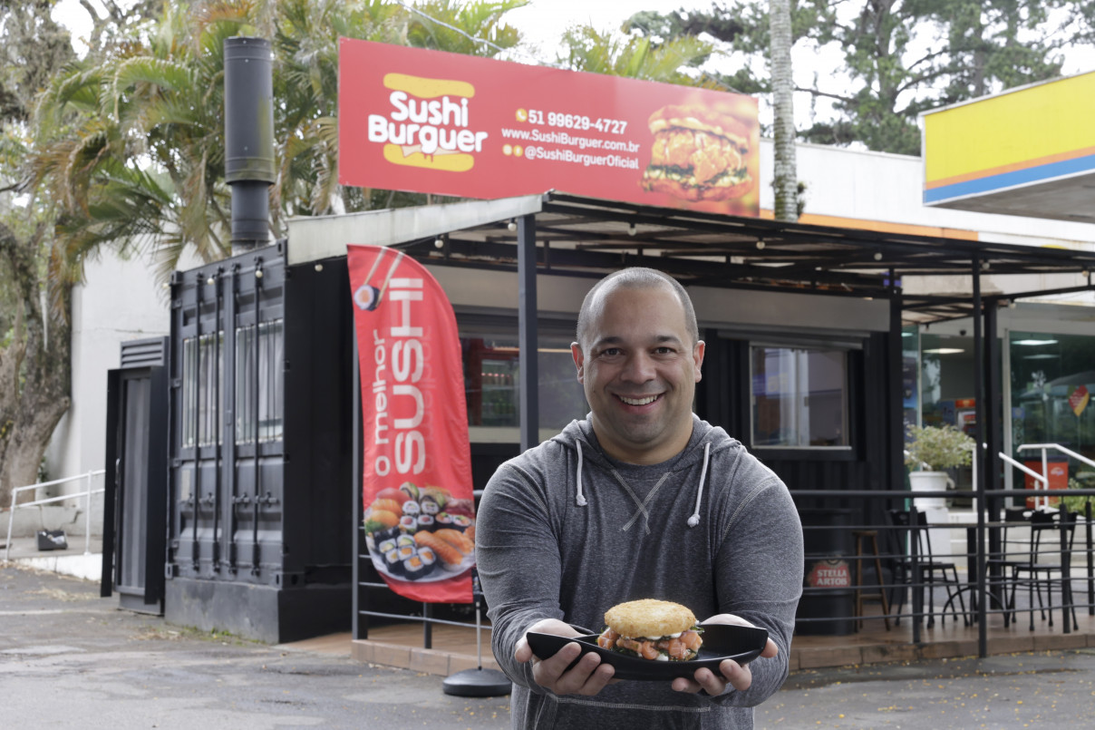 Restaurante japonês em Porto Alegre inova com hambúrguer de sushi no cardápio