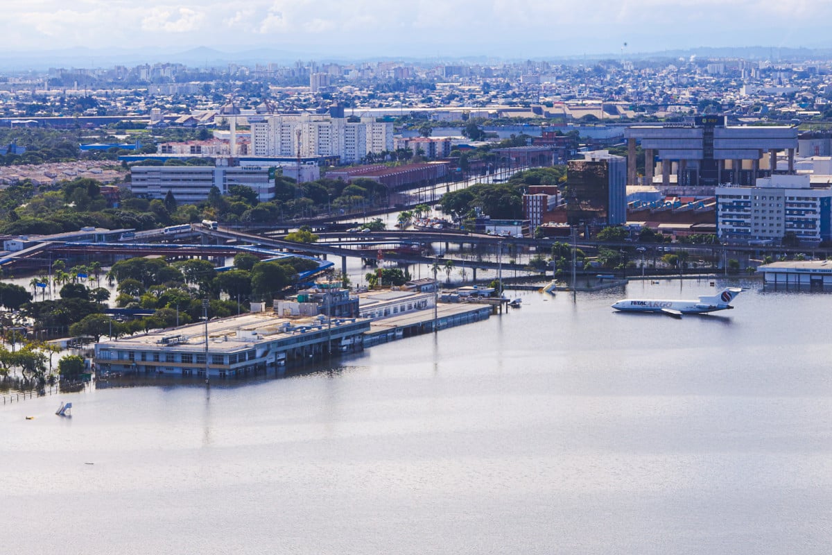 Cargueiro da Total Linhas Aéreas foi tomado pela água | Giulian Serafim/DIVULGAÇÃO/CIDADES
