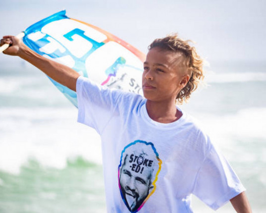 Pupilo de Italo Ferreira impressiona com aéreo e virada no fim na França