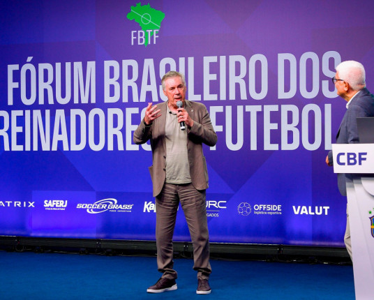 Ancelotti diz que técnico brasileiro é 'figura um pouco fraca' no exterior