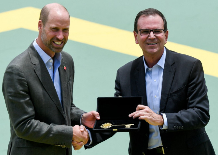  O herdeiro do trono recebeu das mãos do prefeito do Rio a chave da cidade