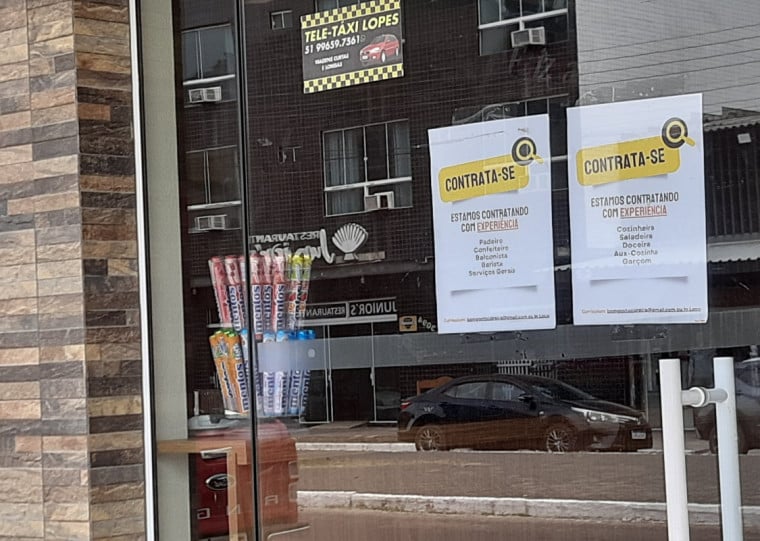 Vagas são anunciadas nas vitrines das lojas, como corre no centro de Cidreira