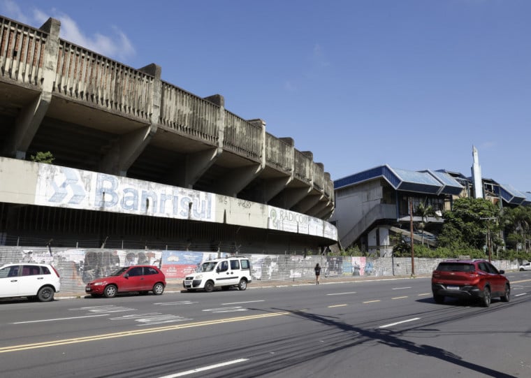 Fechado e cercado por tapumes, antigo Estádio Olímpico gera insegurança na região do bairro Azenha