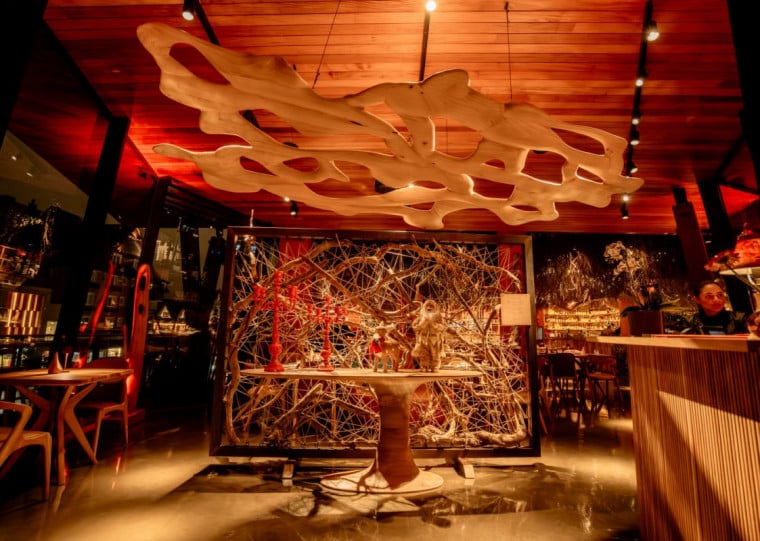 A obra, intitulada Un toco di sol, simboliza a reconstrução e o renascimento — um tributo à força e à esperança que movem a Serra Gaúcha