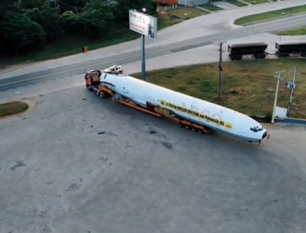 Avião que ficou ilhado em 2024 na Capital é levado para Panambi