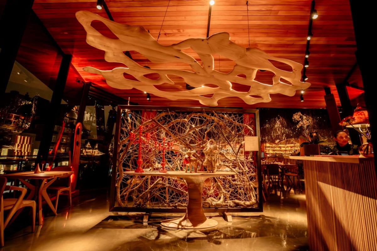 Soleil Casa Perini conta com instalação feita de madeiras recolhidas da enchente de 2024