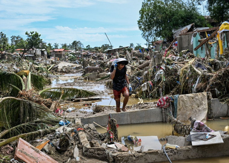 Nas 24 horas que antecederam o tufão, a precipitação nos arredores da cidade foi de 183 mm de chuva