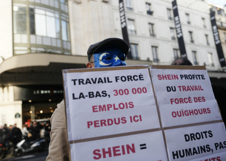 A Shein e outras plataformas chinesas, como Temu e Aliexpress, são acusadas de inundar o mercado francês com produtos descartáveis e antiecológicos, feitos sob condições de trabalho abusivas e a preços que destroem a concorrência.