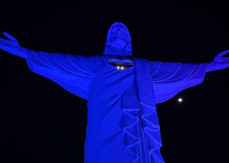 A iluminação azul permanecerá todas as noites até o final do mês