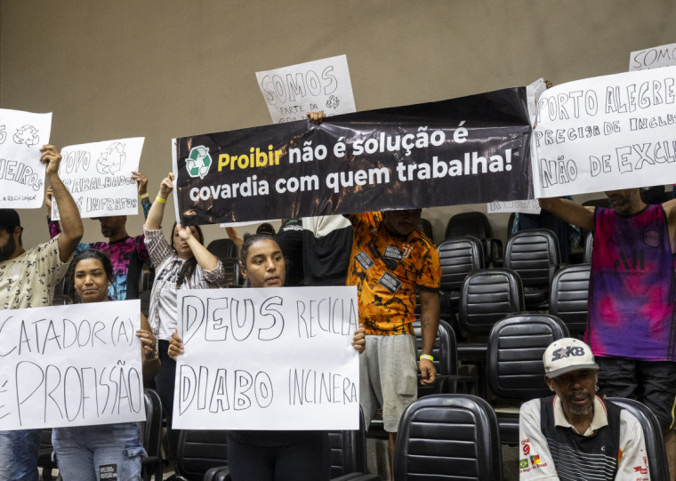 Nas galerias, catadores protestaram com cartazes durante a sessão