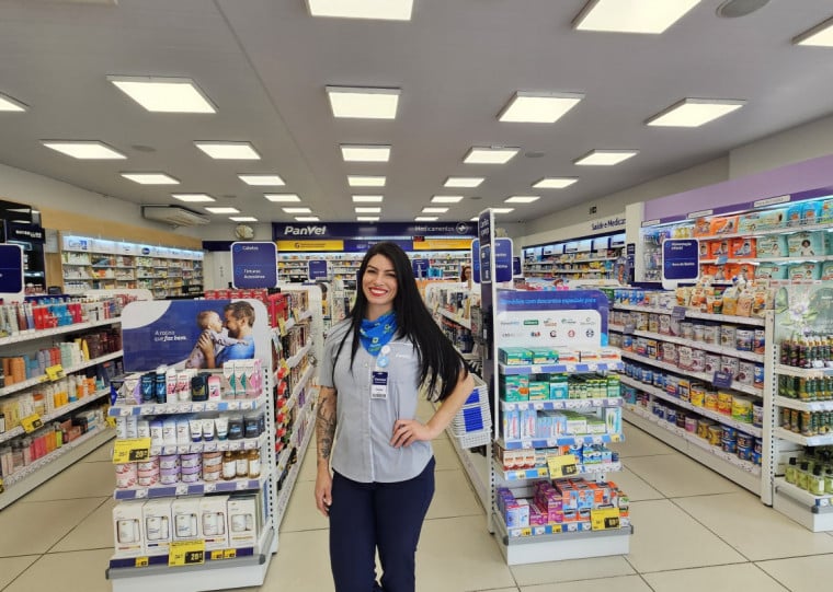 Vanessa Bach ingressou como assistente de atendimento em loja de Capão da Canoa e hoje ocupa o cargo de gerente na unidade da Panvel de Xangri-Lá