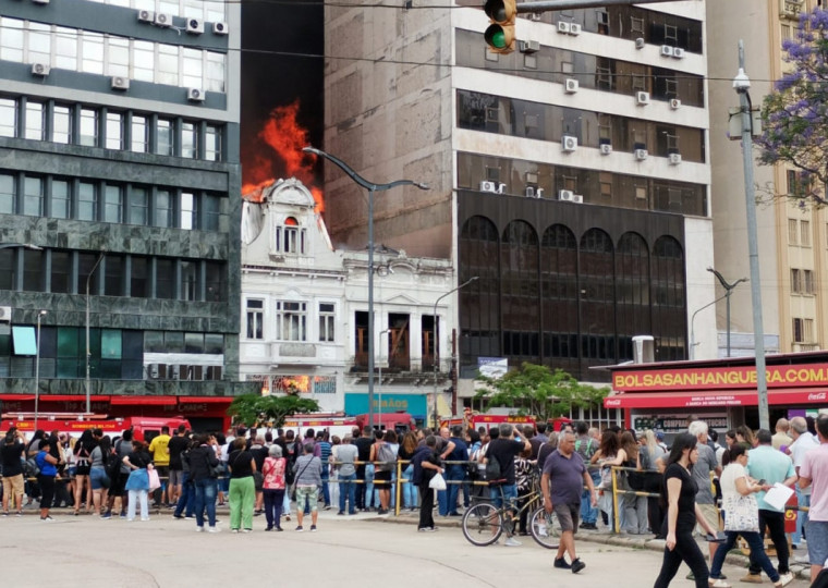 O fogo começou por volta das 15h15 e logo o prédio foi evacuado