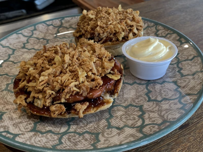 O Pão Guapa é uma das principais entradas do cardápio, com linguiça, queijo e crispy de cebola<br />Foto: Dener Pedro/Especial/JC
