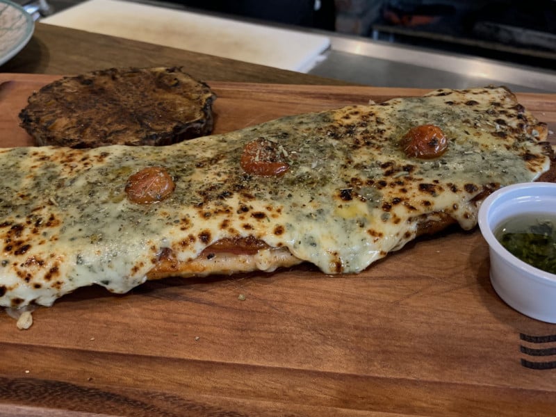 O Matambrito à la Pizza é feito com carne suína coberta com queijo, tomate e orégano e acompanha abacaxi com canela<br />Foto: Dener Pedro/Especial/JC