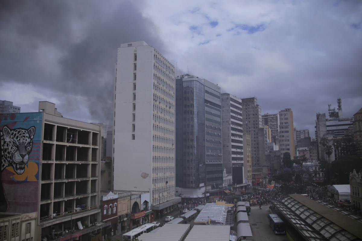 O incêndio começou na loja chamada Irmãos, em um prédio do centro da Capital