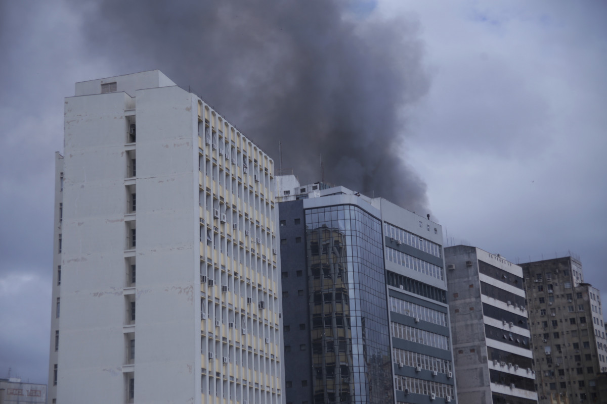 O incêndio começou na loja chamada Irmãos, em um prédio do centro da Capital