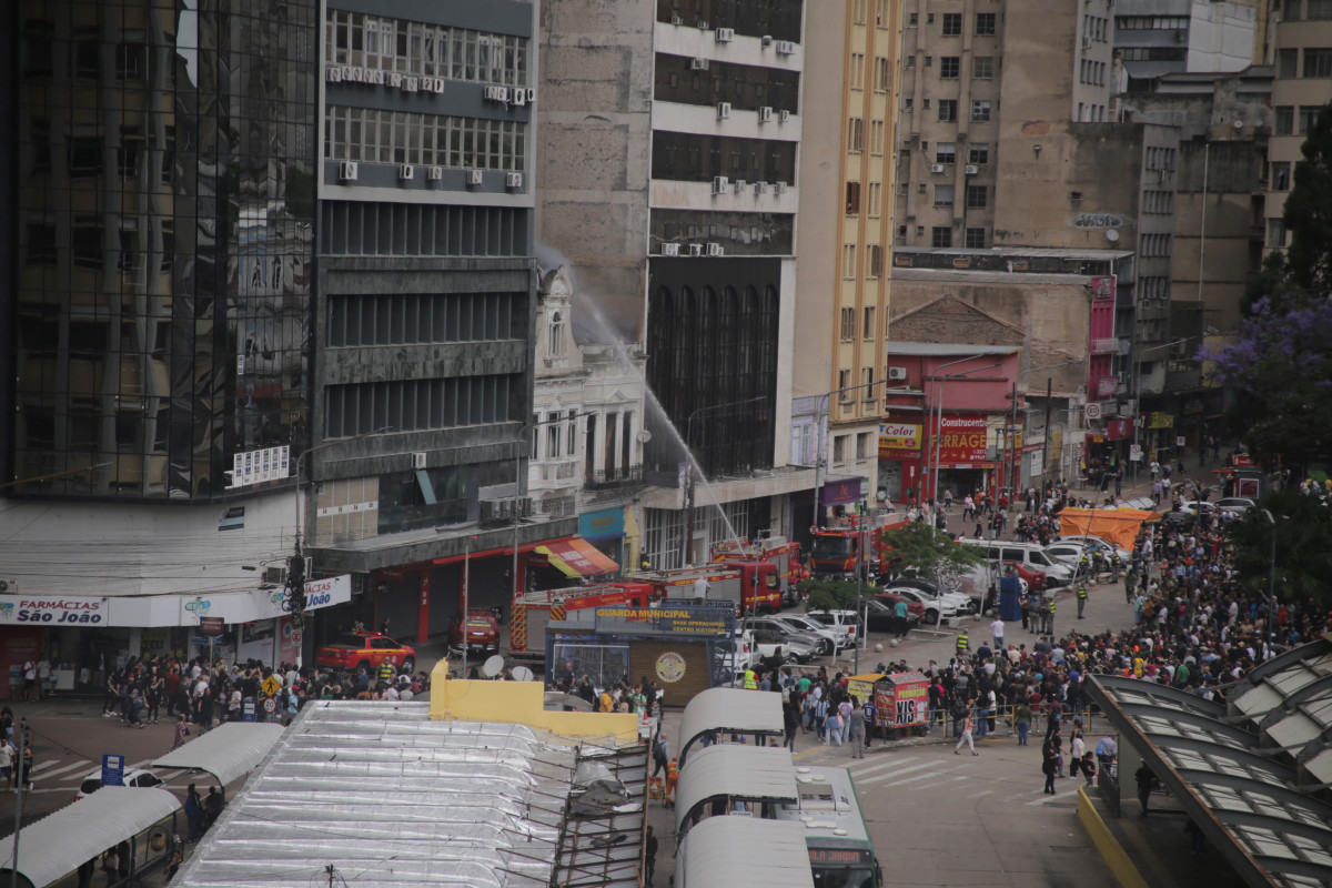 O incêndio começou na loja chamada Irmãos, em um prédio do centro da Capital