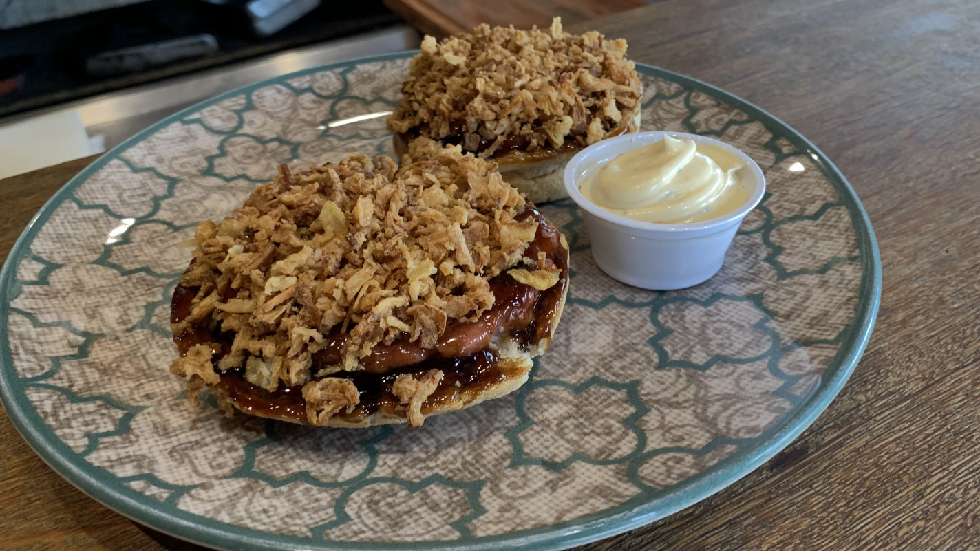 O Pão Guapa é uma das principais entradas do cardápio, com linguiça, queijo e crispy de cebola | Dener Pedro/Especial/JC