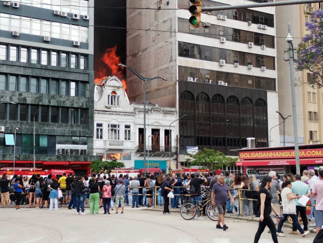 O incêndio começou na loja chamada Irmãos, em um prédio do centro da Capital