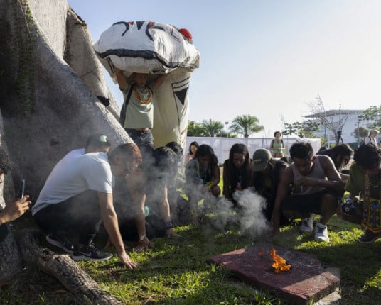 Movimentos sociais já começam manifestações na entrada da COP30