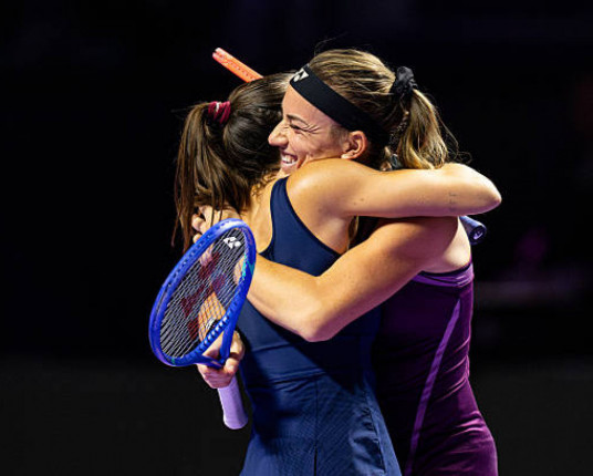 Luisa Stefani faz história e se torna primeira brasileira em uma semifinal do WTA Finals