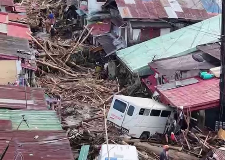 Ao menos 114 pessoas morreram, outras 127 seguem desaparecidas