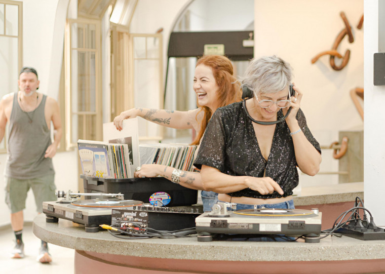 A Casa de Cultura Mario Quintana volta a se transformar em pista de dança e nostalgia, com o Projeto Som na Casa, este sábado (8)