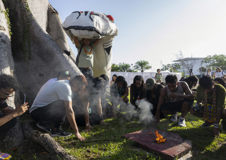Com o 9início do evento, lideranças indígenas apresentaram uma cerimônia breve no Parque da Cidade