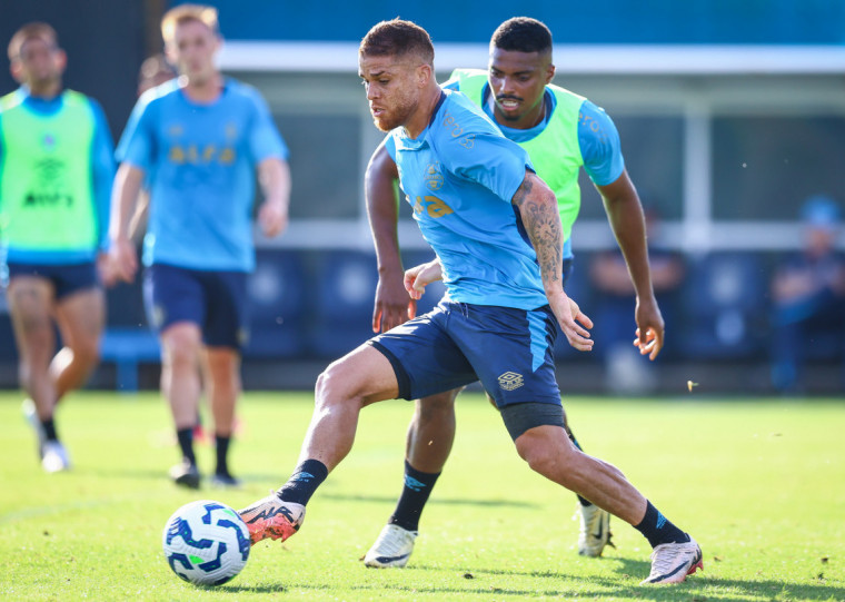 Cuéllar tem grandes chances de iniciar a partida entre os titulares