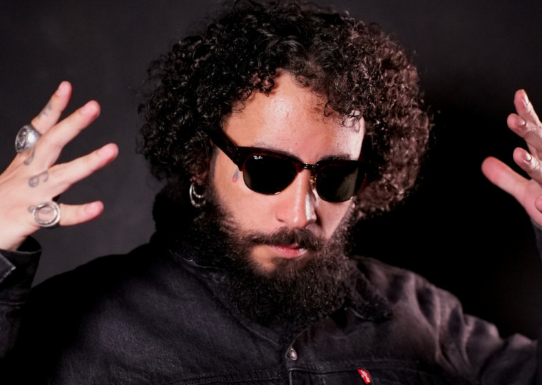 Cantor traz o repertório de seu último lançamento ‘Assaltos e Batidas’ neste sábado
