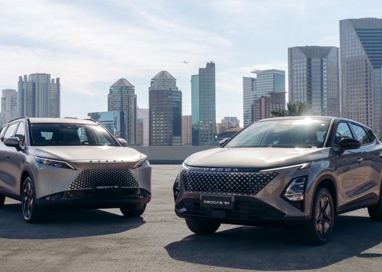 Design tem superfícies metálicas limpas e formas arrojadas na grade e conjuntos ópticos 