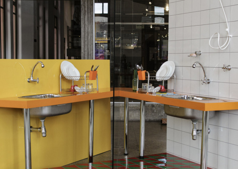 Rommulo Vieira Conceição utiliza elementos de dois cômodos que se fundem em uma montagem lúdica e desconcertante pela impossibilidade de uso
