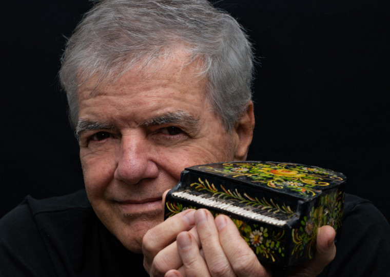 Pianista, compositor e arranjador mineiro que integrou Os Mutantes de 1973 a 1976, se apresenta nesta sexta (8) em show intimista
