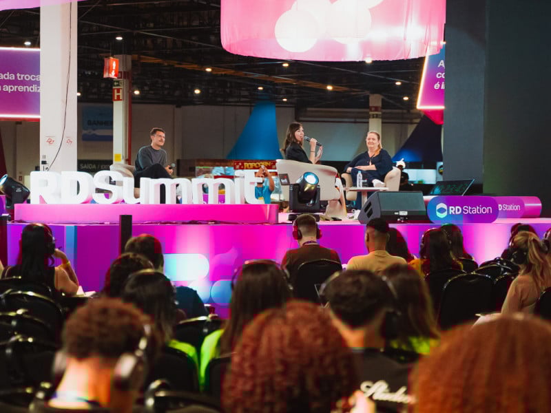Painel no RD Summit 2025 sobre a relação entre humanos e IA, comandado pelas painelistas Janaina Augustin e Renata Decoussau <br />Foto: Vitor/RD Summit/Divulgação/JC