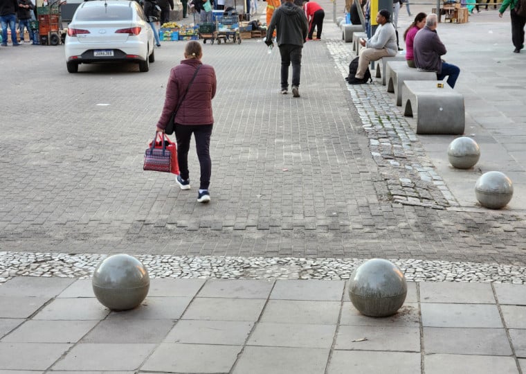Bolas para impedir estacionamento na Praça XV, no Centro de Porto Alegre
