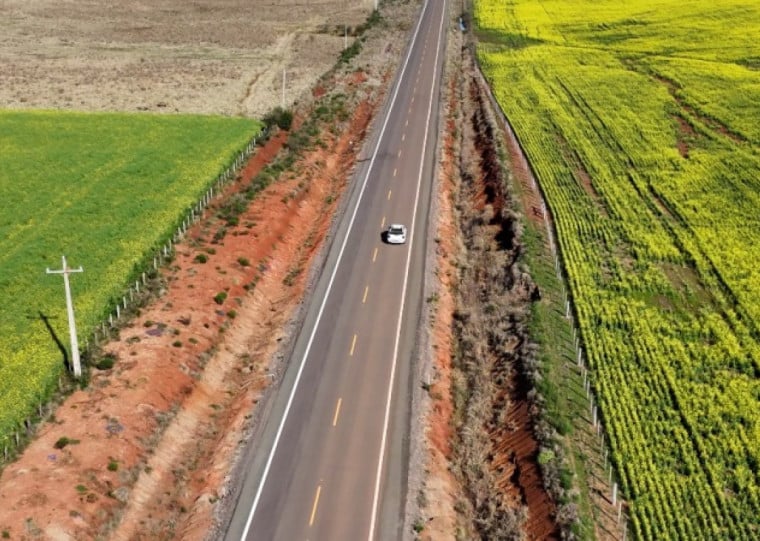 Transportes foi o segundo setor que mais teve recursos empenhados em 2025; na foto, pavimentação da ERS-566, entre Alegrete e Maçambará, que terá 52 km de asfalto até 2026