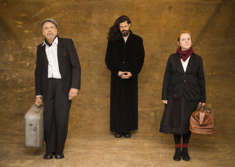 Novo espetáculo de Luciano Alabarse, 'As cadeiras: Alguém vai vir' estreia no Teatro Túlio Piva neste sábado (15)