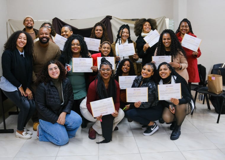 Primeira turma de trancistas do projeto do Instituto Caminho