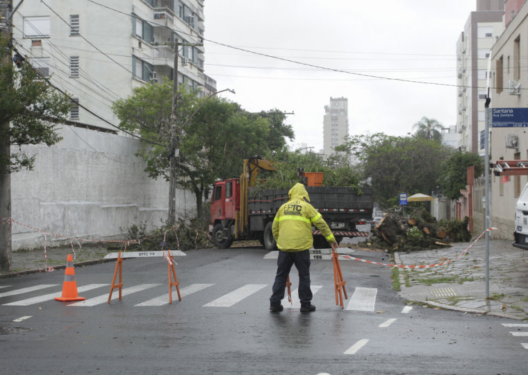 Porto Alegre reportou quedas de postes e árvores à Defesa Civil do Estado