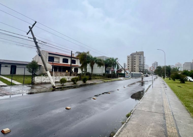 Poste ficou torcido após ação de ventos em avenida na área central de Torres