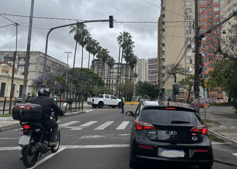 Sinaleiras na avenida Osvaldo Aranha ficaram fora de operação