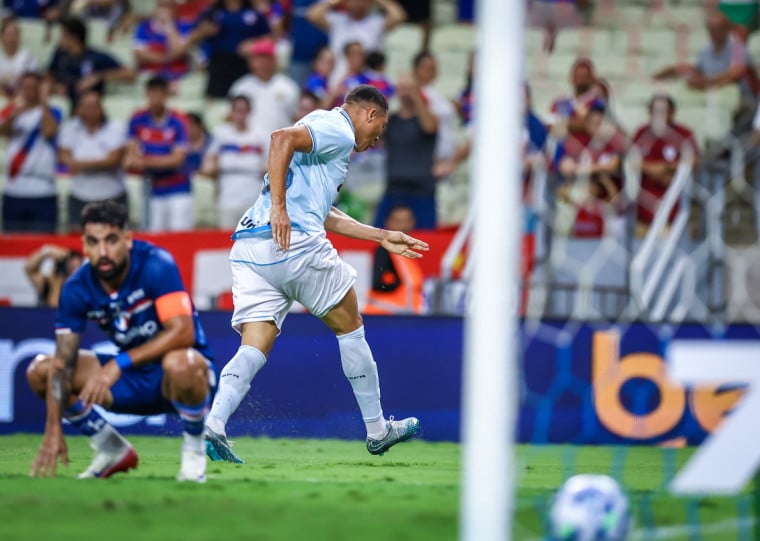 Carlos Vinícius foi oportunista e marcou mais um, mas o time não soube manter a vantagem no placar