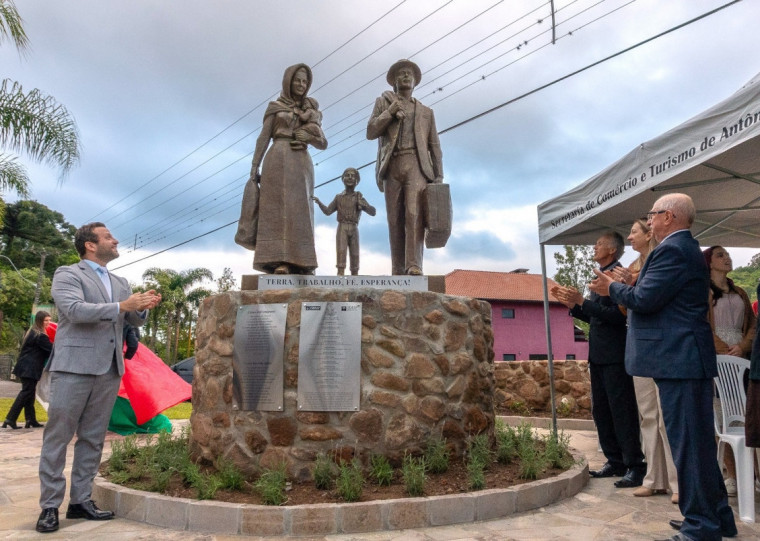 Escultura simboliza a chegada de uma família ao Brasil