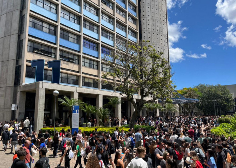 Inscritos no Enem e seus acompanhantes se aglomeravam em frente aos prédios da Pucrs