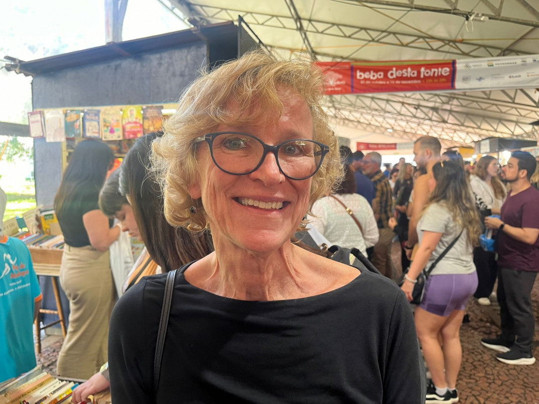  Isabel Diefentheler, de 62 anos, na 71ª Feira do Livro  | Ana Stobbe/Especial/JC