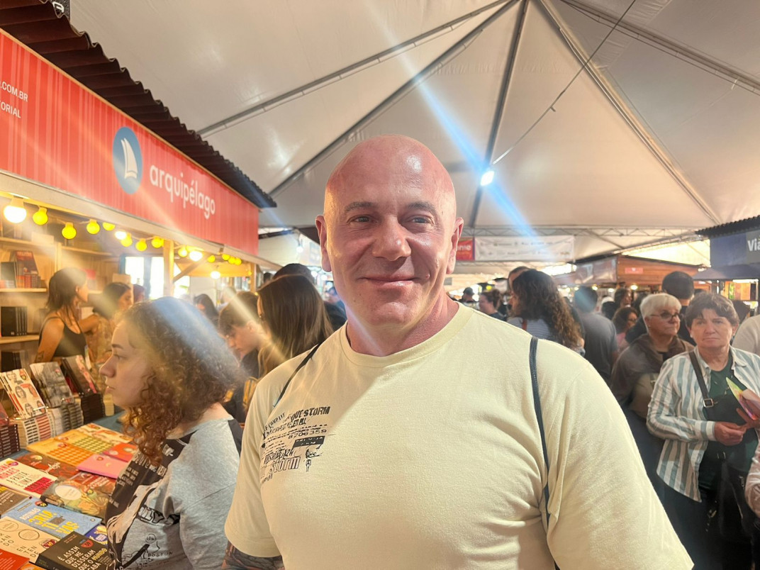Tato Rooss, de 53 anos, comemorou a ampliação e a diversificação do público nesta edição da Feira do Livro | Ana Stobbe/Especial/JC