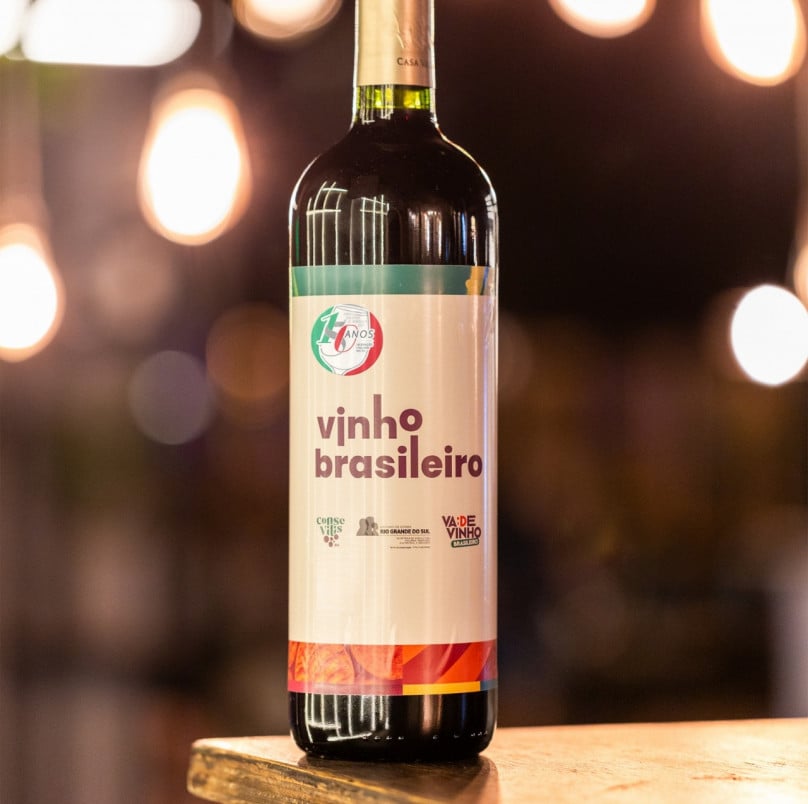 O Consevitis-RS criou selo comemorativo para aplica&ccedil;&atilde;o nas garrafas de vinhos, espumantes e sucos  | Consevitis/Divulga&ccedil;&atilde;o/JC