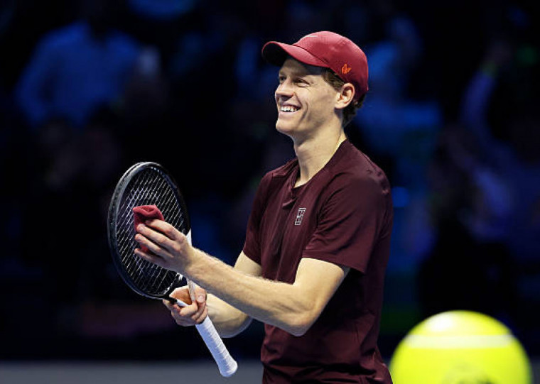 Sinner supera Auger-Aliassime e marca 2 sets a 0, com parciais de 7/5 e 6/1