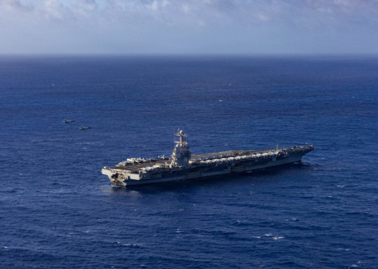 Navio de guerra se junta a outras embarcações, aumentando a tensão