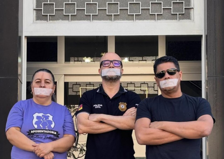 Membros da Ugeirm presentes na frente do Palácio da Polícia em Porto Alegre